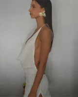 Minivestido blanco de tejido de punto calado, con escote halter y espalda descubierta.