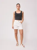 Short de jean celeste, corte regular, con bolsillos delanteros y traseros. Confeccionado en 98% algodón y 2% elastano.