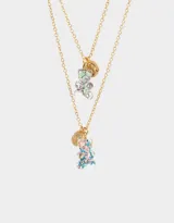 Set de dos collares dorados con dije de oso de goma multicolor y dije de moneda dorada.