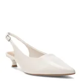 Zapato de cuero color blanco con punta fina, taco kitten heel y tira trasera con hebilla.