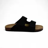 Sandalias negras con dos tiras anchas con costuras en forma de X, plantilla de corcho y suela de goma.