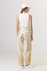 Pantalón de jean metalizado color dorado, de corte recto y tiro alto.