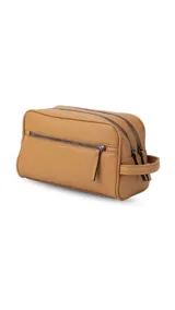 Neceser unisex marrón de símil cuero, con doble compartimento superior y bolsillo frontal con cierre. Asa lateral para fácil transporte.