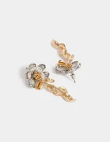 Aros colgantes largos con flores plateadas y hojas doradas de metal, con cierre de tope a presión.