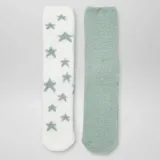 Pack de dos pares de medias, una con estampado de estrellas y otra de color verde liso.