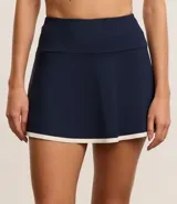 Short pollera deportivo de microfibra azul marino con bajo contrastante en blanco.