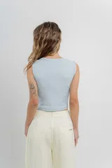 Musculosa corta color gris jaspeado, con cuello cuadrado y tirantes anchos.
