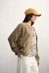 Chaqueta bomber negra con cierre frontal dorado y mangas largas con puños elásticos.