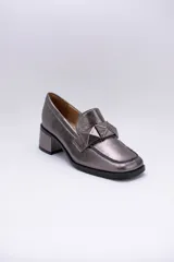 Mocasines de cuero color peltre con taco cuadrado y aplique geométrico al tono.