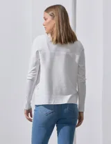 Cardigan tejido color blanco, con cuello en V y textura acanalada.
