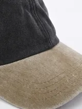 Gorra de béisbol con visera curva, color gris oscuro con visera color beige.