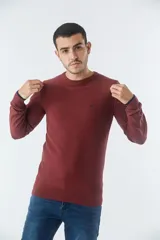 Sweater negro de algodón con cuello redondo y logo bordado en el pecho.