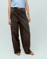 Pantalón jean de pierna ancha color gris oscuro, confeccionado en algodón y poliéster.