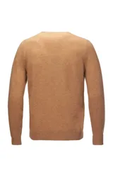 Cardigan color camel de cashmere 100% natural, con cuello en V y cierre frontal con botones.