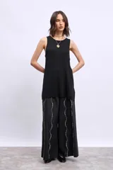 Blusa negra de punto sin mangas y corte recto.