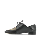 Zapato de cuero negro con cordones, punta fina y aplique de cuero con estampado animal print.
