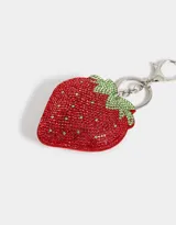 Llavero con dije de frutilla roja cubierta de strass rojos y verdes, con mosquetón metálico plateado.
