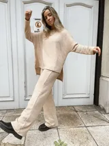 Pantalón de lanilla color beige, de corte recto y con bolsillos laterales.