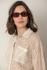 Camisa italiana color beige con broderie, apliques calados y lurex en bolsillos y frente.