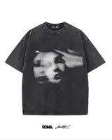 Remera negra de corte holgado con estampa frontal de una cara difuminada y un dedo apuntando a la sien.