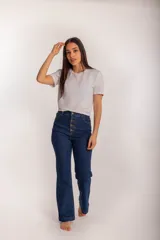 Pantalones de denim de corte recto con botones en la parte frontal.