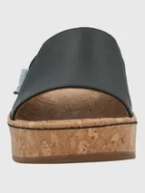 Sandalia de cuero color negro con plataforma de corcho y ajuste elástico.
