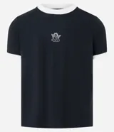 Remera de algodón negra, estilo ringer, con cuello y ribetes de manga en color blanco contrastante. Presenta un pequeño bordado de un ángel en el centro del pecho.