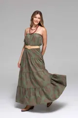 Vestido largo strapless color verde con estampado floral marrón, diseño de volados escalonados y parte superior elastizada.