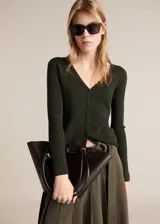 Cárdigan verde oscuro de punto de canalé con cuello pico, cierre de botones frontal, corte slim fit, tejido elástico y mangas largas.