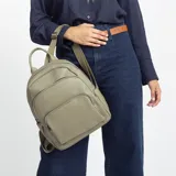Mochila bordeaux de símil cuero con cierres metálicos, doble bolsillo frontal, asa de mano y correas regulables en galón.