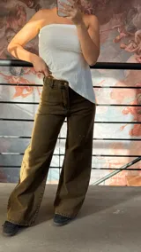Pantalón de jean color marrón con efecto gastado, corte wide leg y tiro alto.