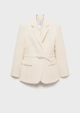 Blazer color crema con cuello de solapa, manga larga con puños abotonados, cinturón con hebilla y bolsillos delanteros con solapa.