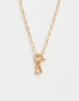 Collar corto dorado con cadena de eslabones, cierre de mosquetón, dije de inicial "J" y charm de corazón.
