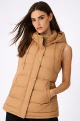 Chaleco puffer negro con capucha ajustable, cierre frontal con botones a presión y bolsillos laterales con cierre.