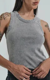 Musculosa gris de tela morley con corte ajustado.