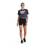 Remera corta Under Armour color gris oscuro con estampado frontal de la frase "REST DAY" en letras blancas con borde difuminado.