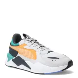 Championes Puma RS-X Hard Drive, zapatilla urbana con base gris claro, detalles en naranja vibrante, azul celeste, verde azulado y azul oscuro. Presenta una silueta robusta y texturas mixtas en el upper.
