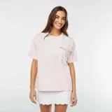 Camiseta rosa de manga corta con bolsillo en el pecho y lazos decorativos.