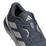 Championes Adidas Galaxy 7 color gris con detalles en blanco y las tres tiras características de la marca en color crema.