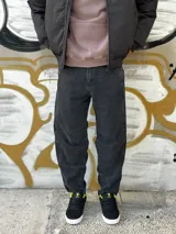 Jean baggy negro con corte holgado en la parte inferior, cómodo y moderno.