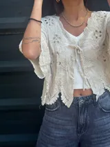 Camisa negra con detalles de crochet color crema, escote en V y mangas 3/4.