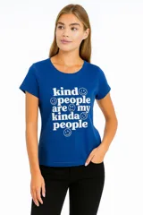 Remera azul con estampado frontal con la frase "kind people are my kinda people" y caritas sonrientes.