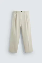 Pantalón de vestir color beige, corte wide fit, con cintura elástica, pliegues frontales, bolsillos laterales y traseros de vivo.