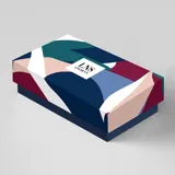 Billetera larga color beige, con solapa y broche a presión. Tiene un compartimento frontal con tarjeteros, visor y bolsillos, y un compartimento posterior con monedero con cierre, tarjeteros y bolsillos. Incluye un bolsillo trasero con cierre.