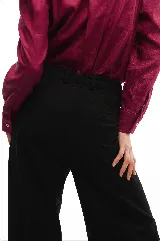 Pantalón de vestir color beige, de corte recto y pierna ancha, con tiro alto y bolsillos laterales.