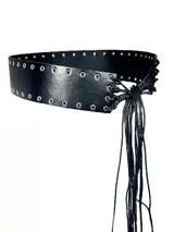 Cinturón ancho de cuero negro con ojales metálicos y cordones delgados que se atan al frente.