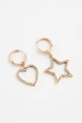 Aro de argolla dorada con dije de corazón calado, adornado con pequeños cristales brillantes.