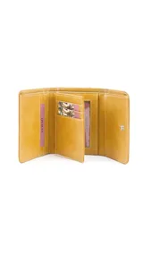 Billetera mediana color rosado, con tapa y cierre a presión. Presenta múltiples compartimentos interiores para tarjetas y billetes, y un bolsillo exterior con cierre en la parte posterior.