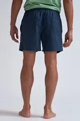 Short de baño azul marino de corte clásico.