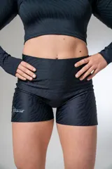 Calza corta deportiva negra con estampado de líneas onduladas que simulan el pelaje de una cebra.